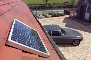 solarmate-close-up-of-panel-on-garage-roof-rs          